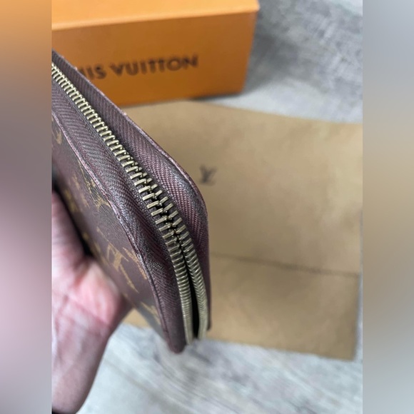 Louis Vuitton's iconic Zippy Organizer wallet in historic Monogram canvas - Picture 14 of 15